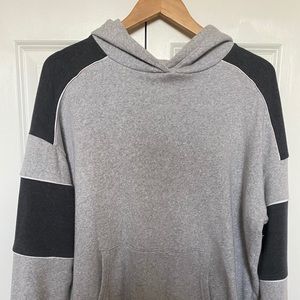 Oversized hooded sweatshirt. A&E, W, Size S